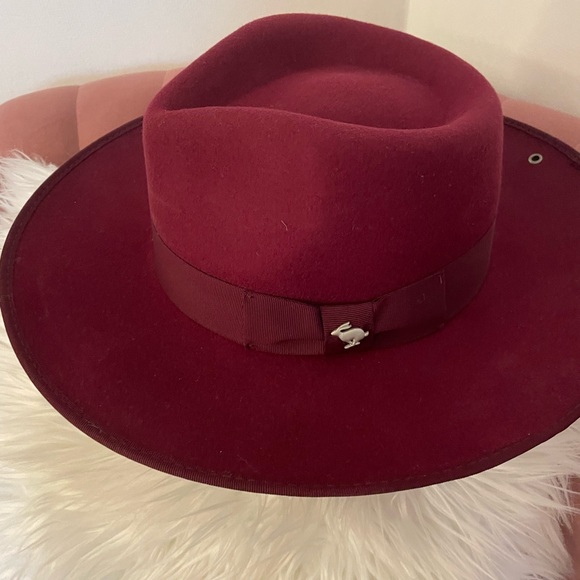 A maroon hat, great for a fall, does not have adjustable inside - Picture 3 of 6